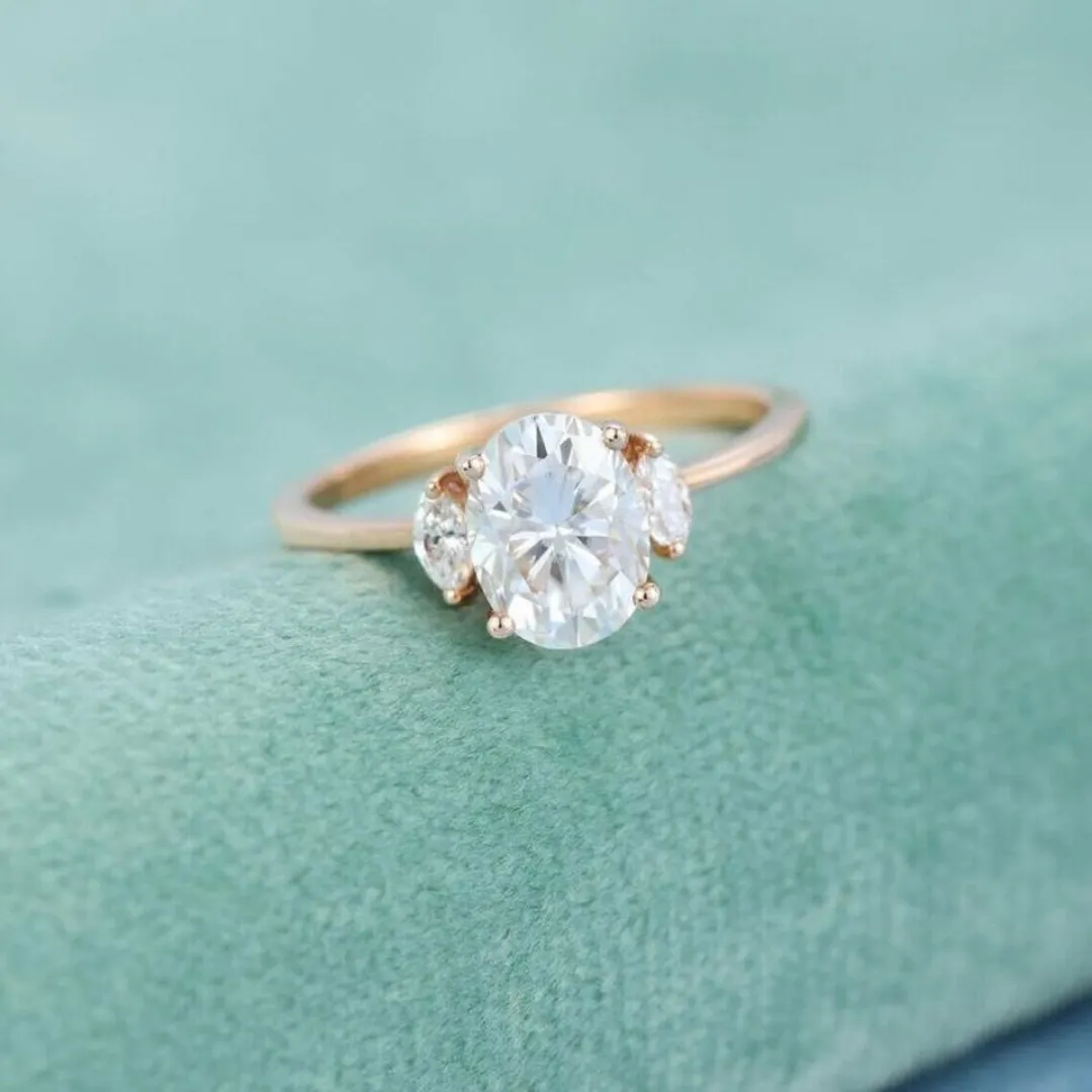 /public/photos/live/Oval and Marquise Moissanite Three Stone Woman Ring 702 (5).webp
